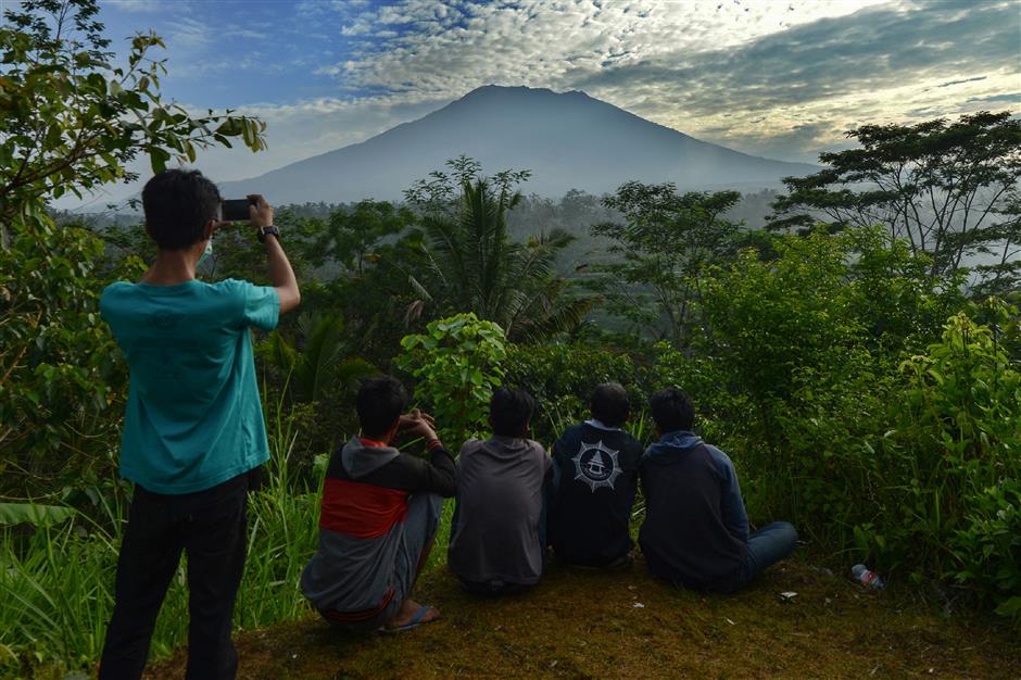 Over 34,000 people flee in fear of Bali volcano erupting at any time