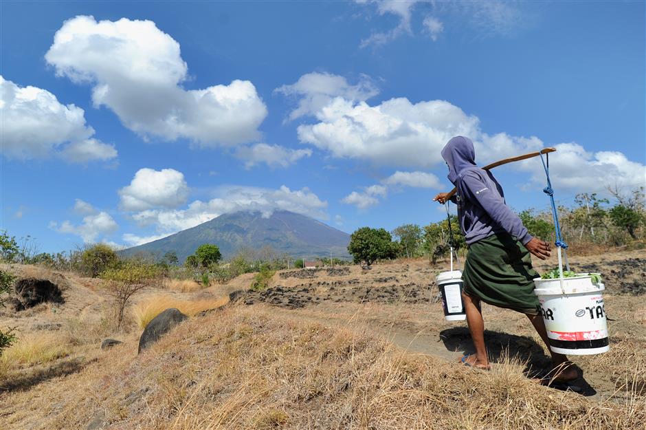 Food aid, face masks dispatched to Bali as 75,000 flee volcano