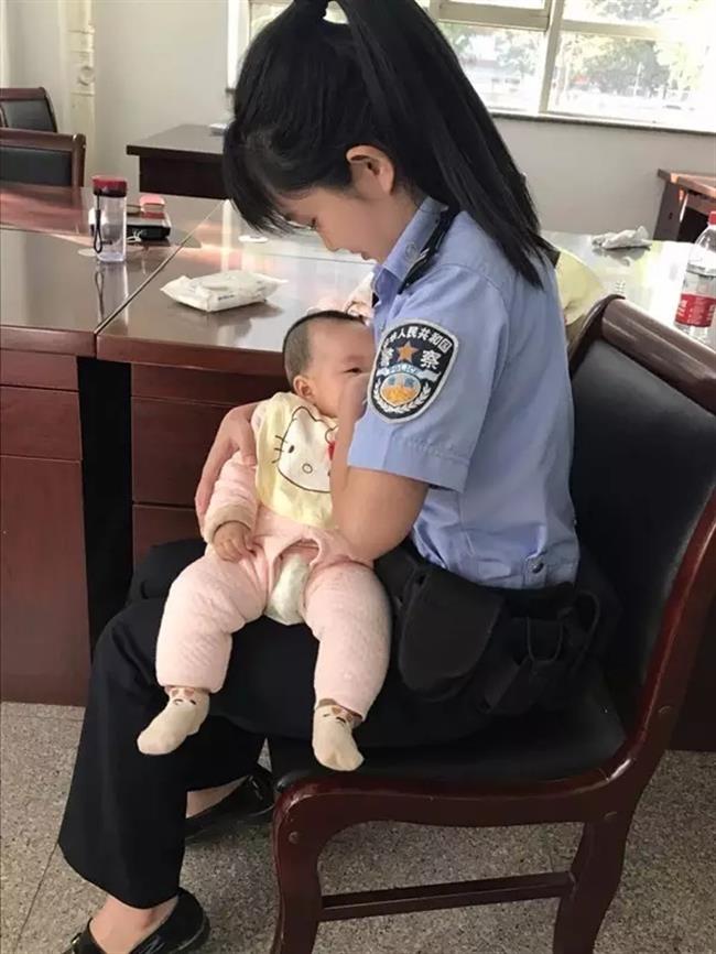 Photos of policewoman breastfeeding defendant's baby go viral