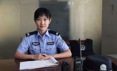Photos of policewoman breastfeeding defendant's baby go viral