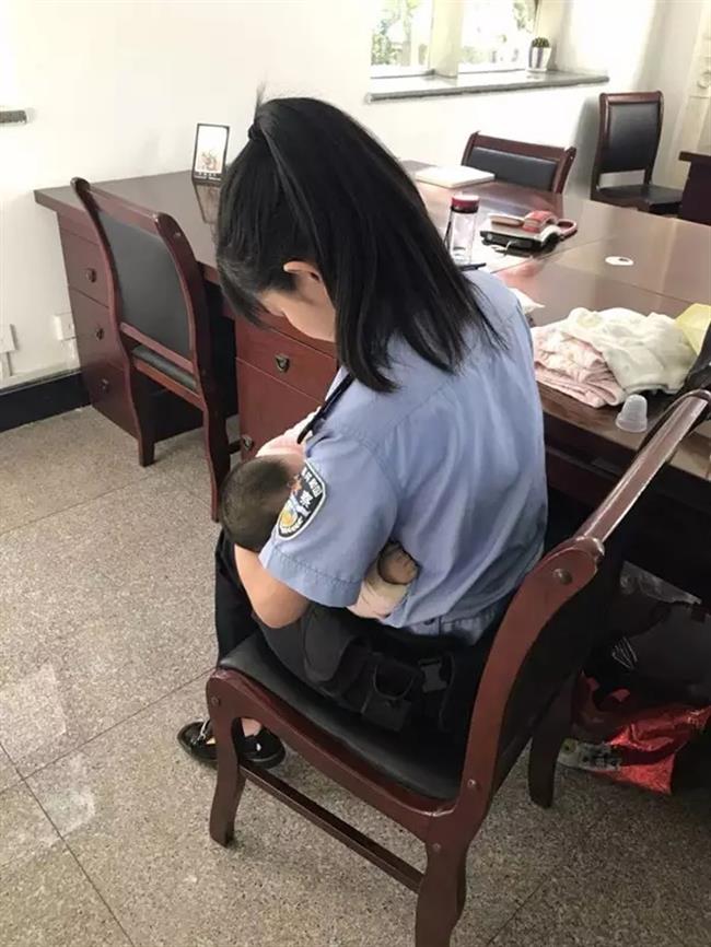 Photos of policewoman breastfeeding defendant's baby go viral