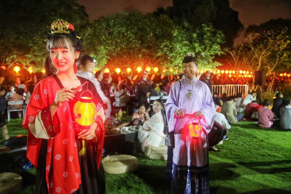 Party held at Guilin Park to celebrate Mid-Autumn Festival