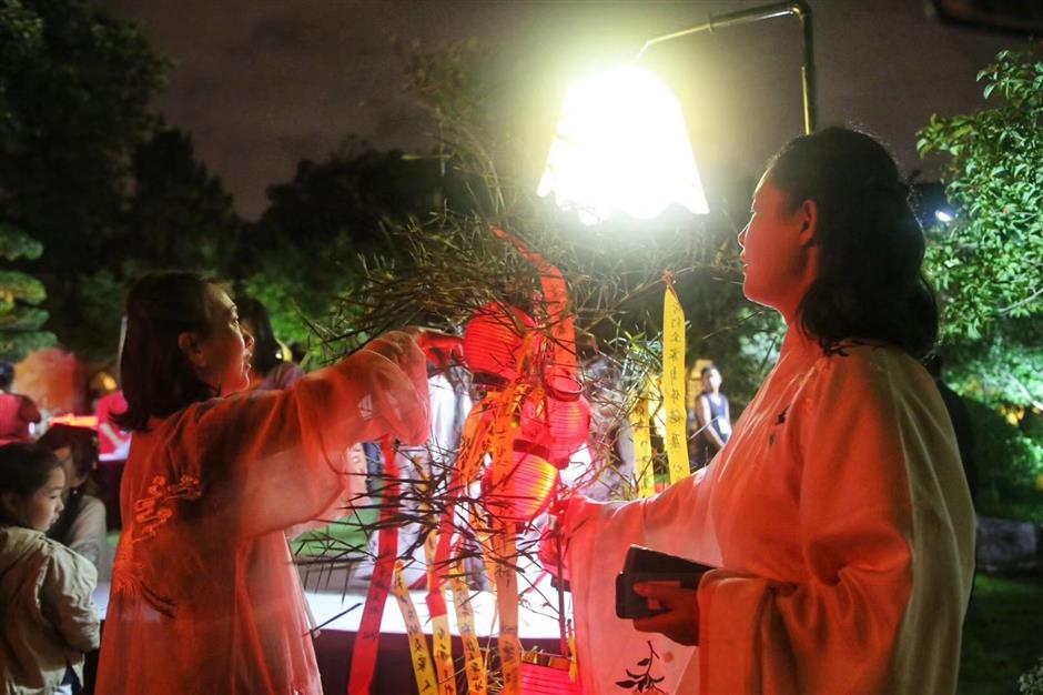 Party held at Guilin Park to celebrate Mid-Autumn Festival