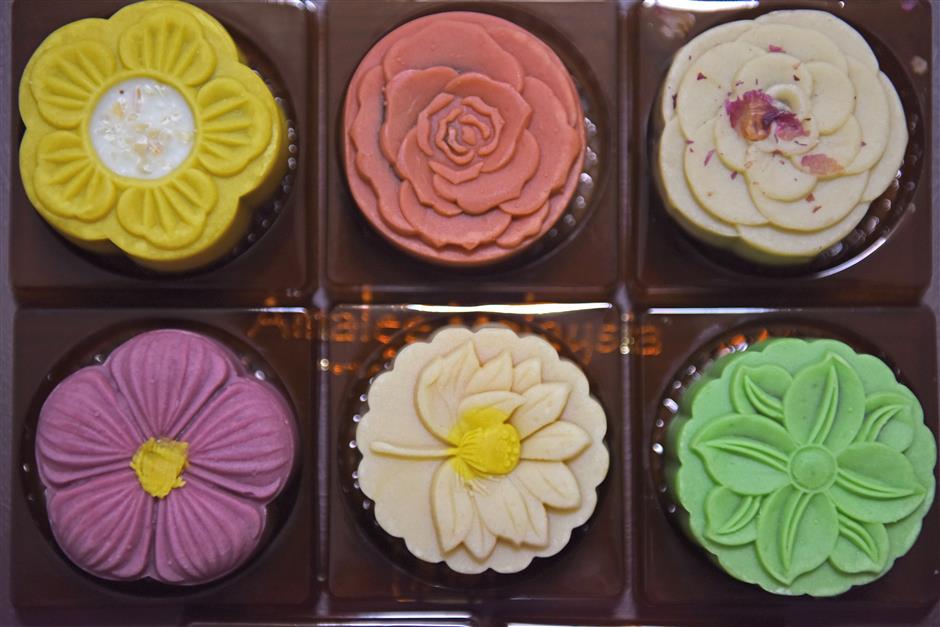 Smaller, low-calorie mooncakes popular as Chinese avoid extravagance, overweight