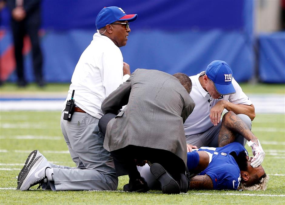 Beckham breaks left ankle, Watt suffers leg injury