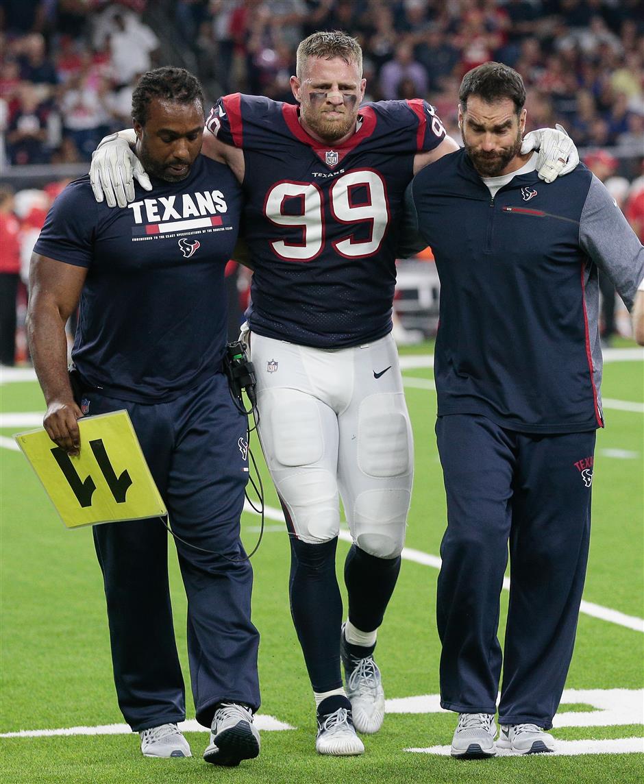 Beckham breaks left ankle, Watt suffers leg injury