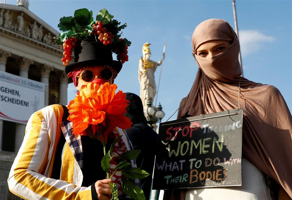 Austrian 'burqa ban' confuses police — and sharks