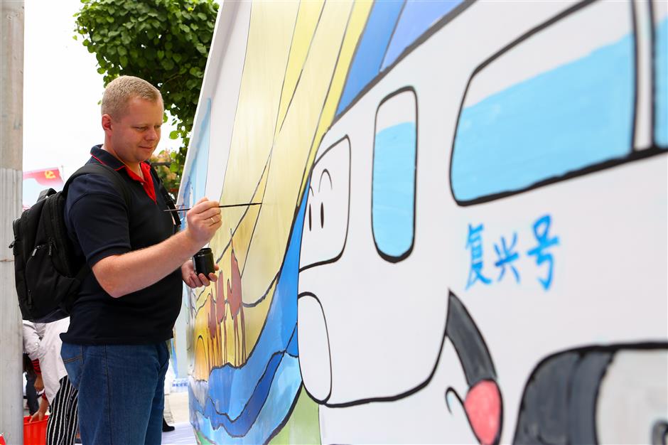 Graffiti painting to welcome the 19th CPC National Congress