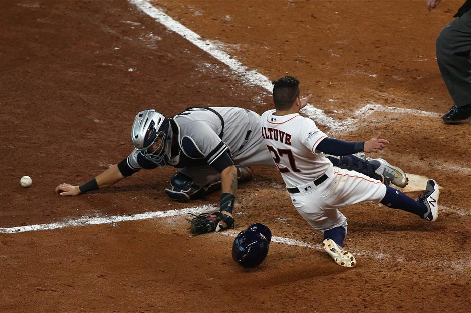 Altuve's dash lifts Verlander, Astros over Yanks in Game 2