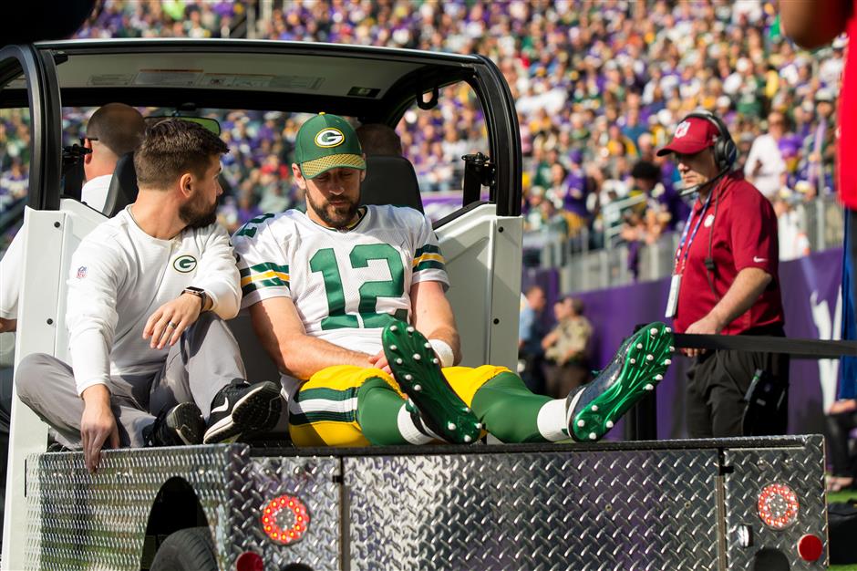 Packers' Rodgers breaks collarbone, Bucs' Winston also hurts shoulder