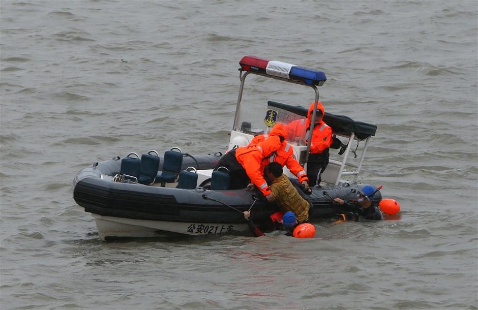 Marine police practice saving people from Huangpu River