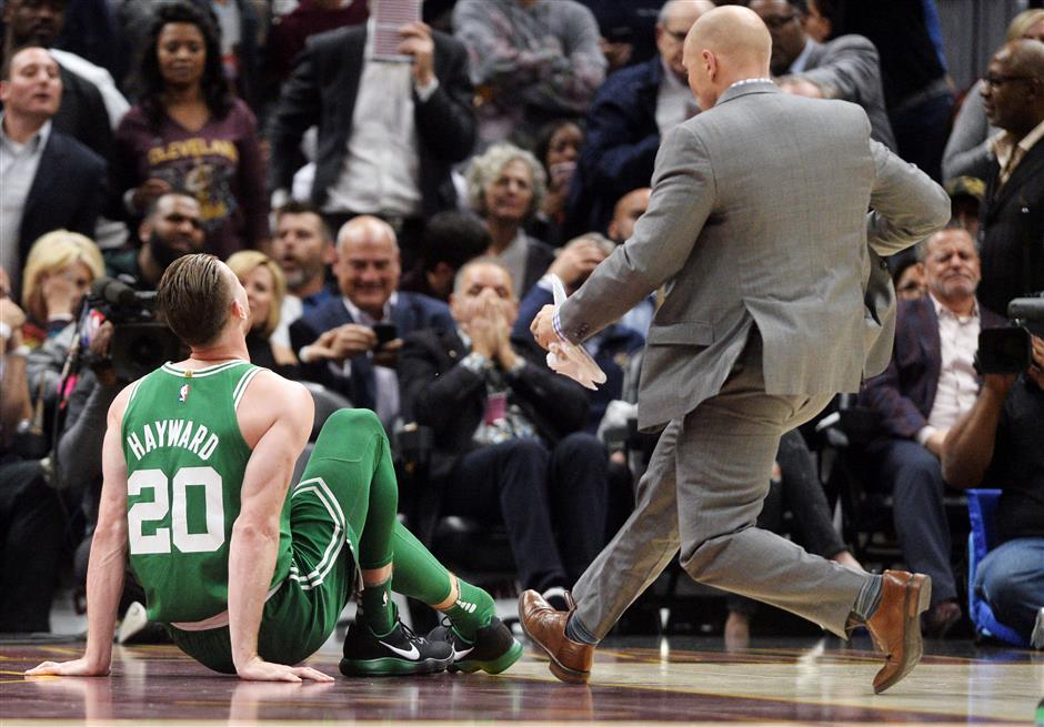 Hayward suffers gruesome injury as Celtics lose opener at Cavs