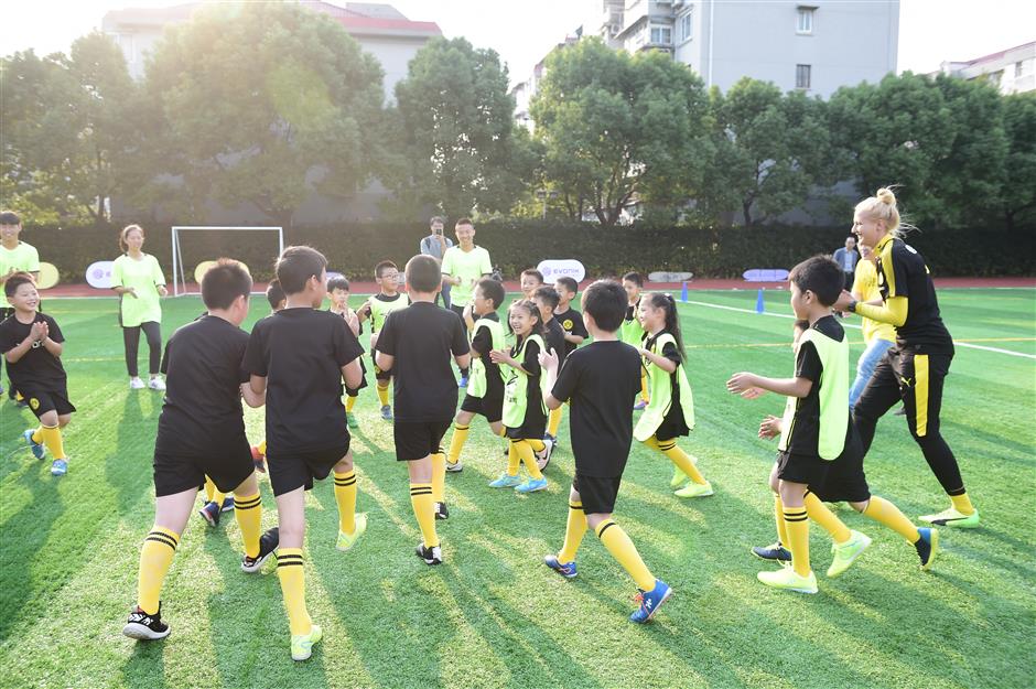 German football coaches to train local students