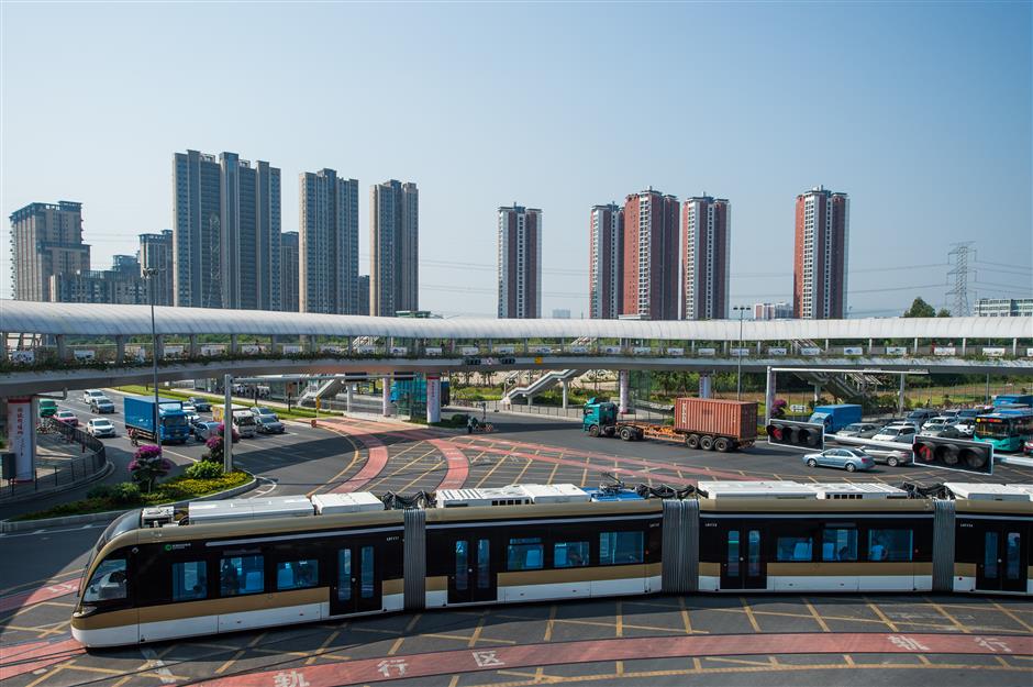 Shenzhen opens first tram line