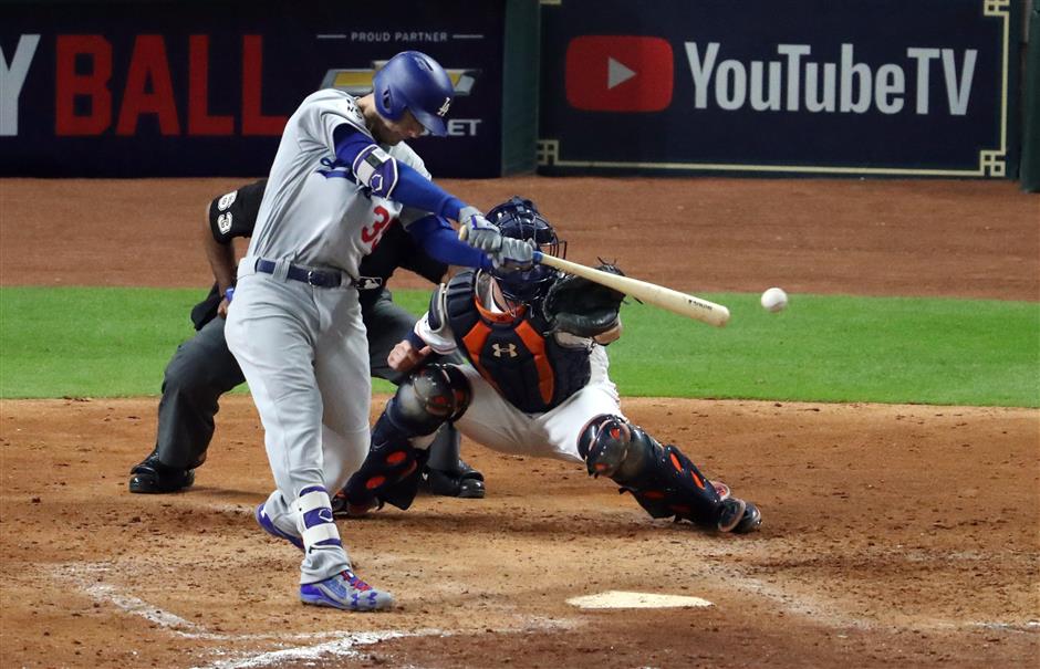 Bellinger, Dodgers top Astros to tie World Series