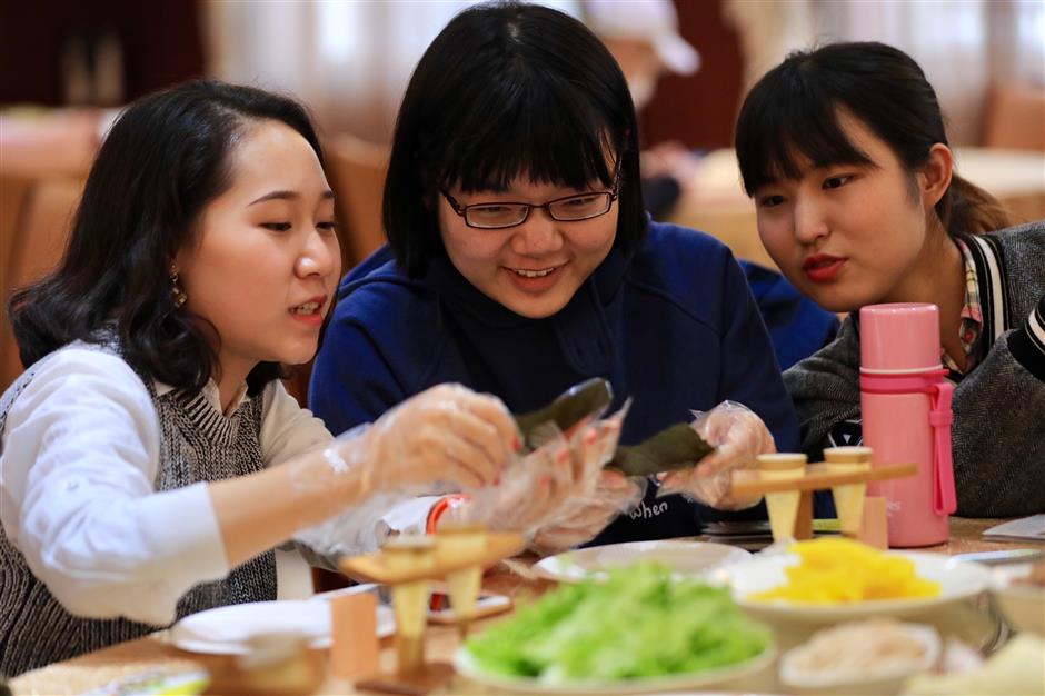 Shanghai university students experience Japanese food education