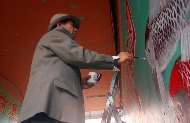 Old man paints murals to fight the ad men