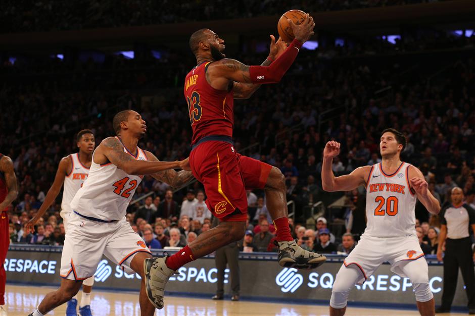 LeBron rallies Cavaliers over Knicks, Warriors work the Magic