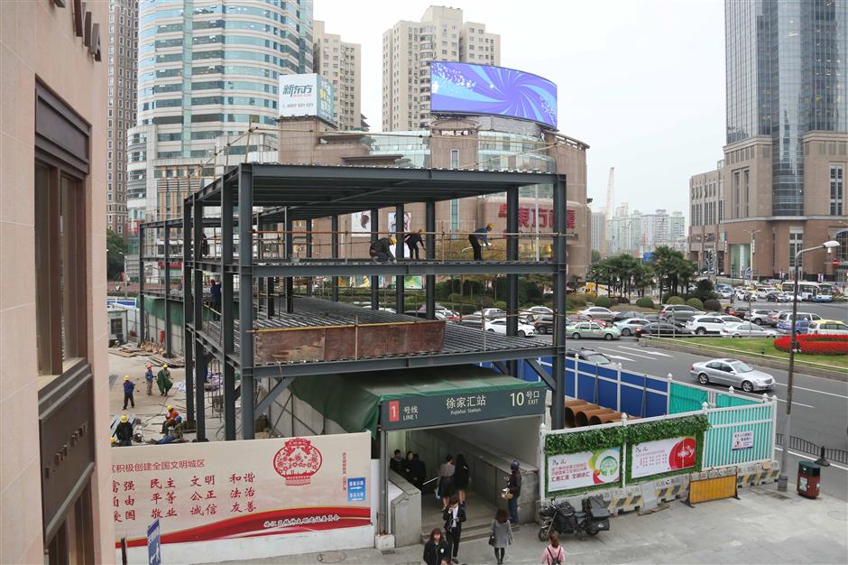 Ring-shaped skywalk under construction in Xujiahui