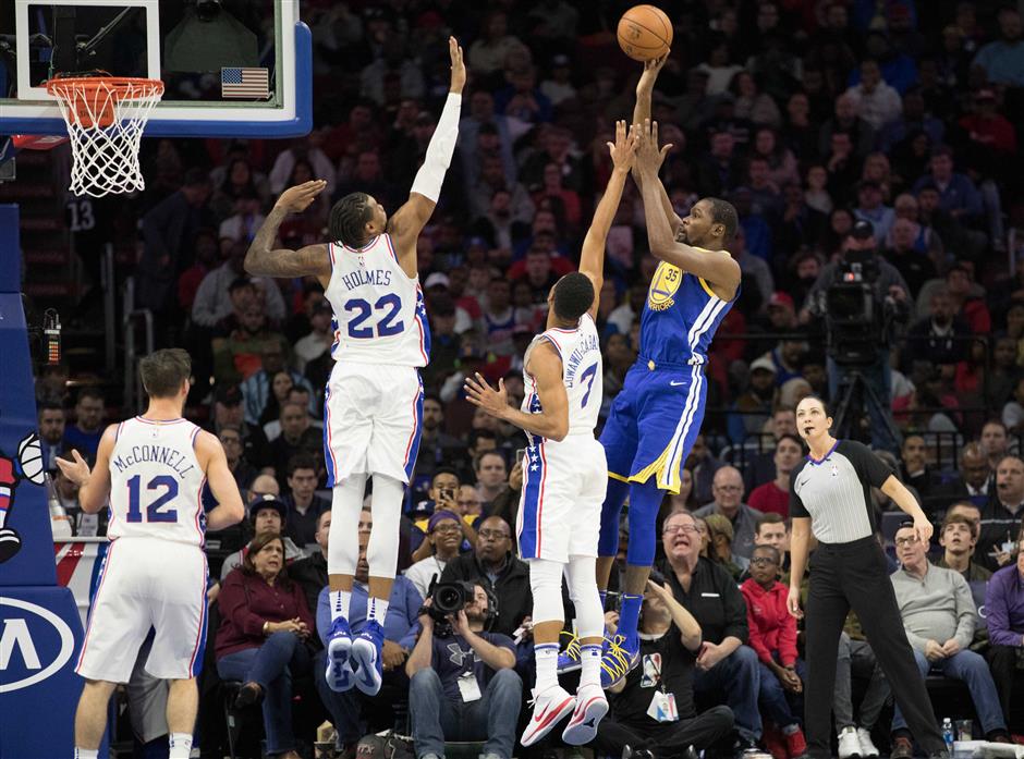 Curry leads Warriors fightback after Sixers blitz