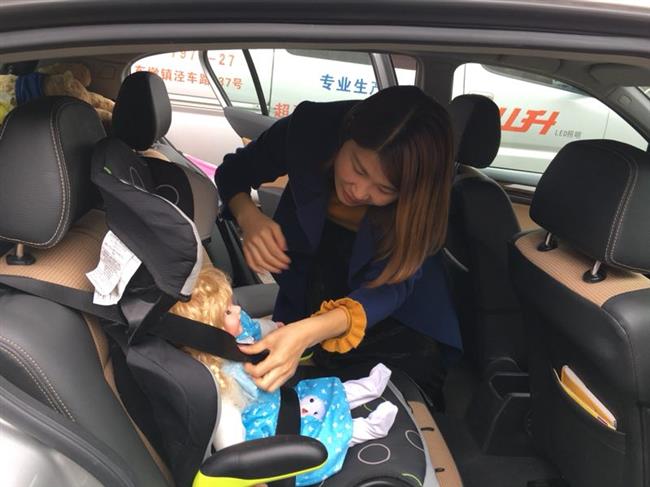 Not enough parents strap their children into car safety seats