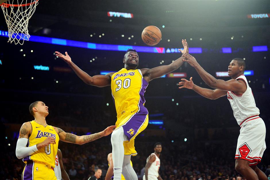 Lakers rally from 19-point deficit to beat Bulls