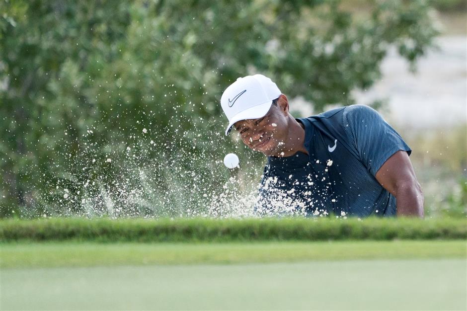 Hoffman builds 5-shot lead as Woods fades in Bahamas