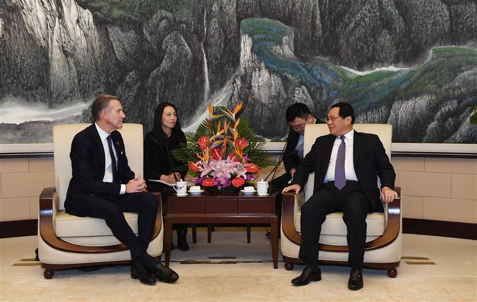 Shanghai Party chief meets Starbucks executive chairman