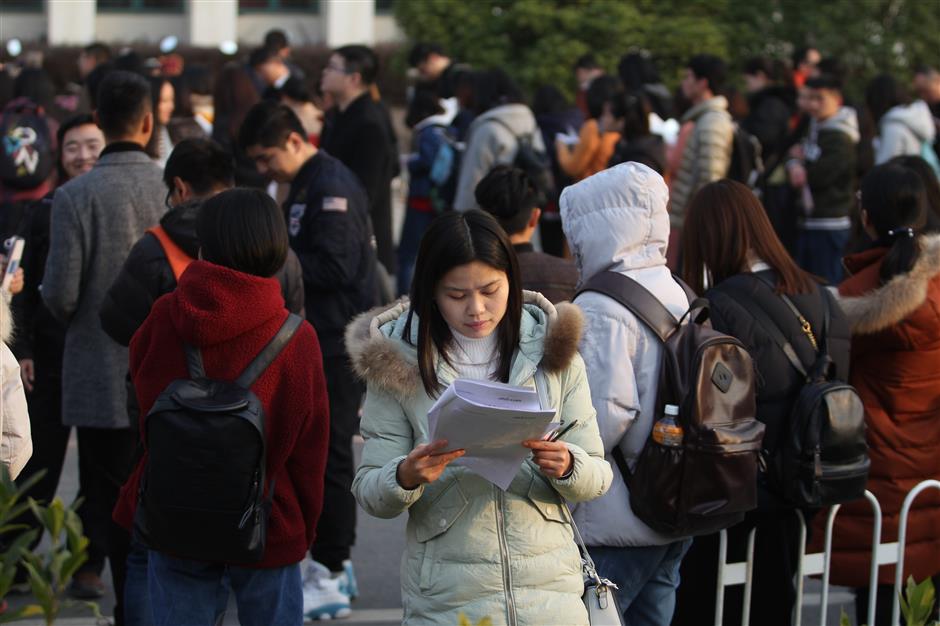 Over 1.1 mln people sit China's civil servant exam