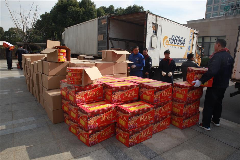 Truckload of illegal fireworks seized before entering Shanghai