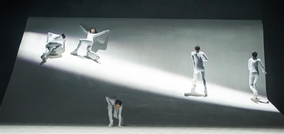 Students of Shanghai Theater Academy stage graduation performance