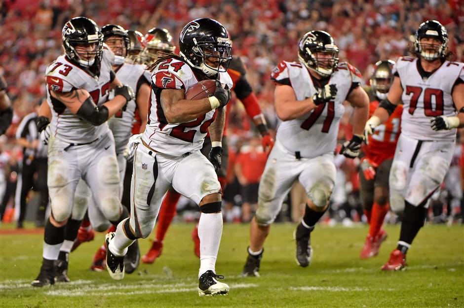 Freeman shines as Falcons hold off Bucs