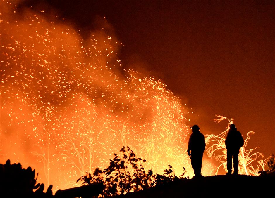 Calm winds help California fire crews make progress