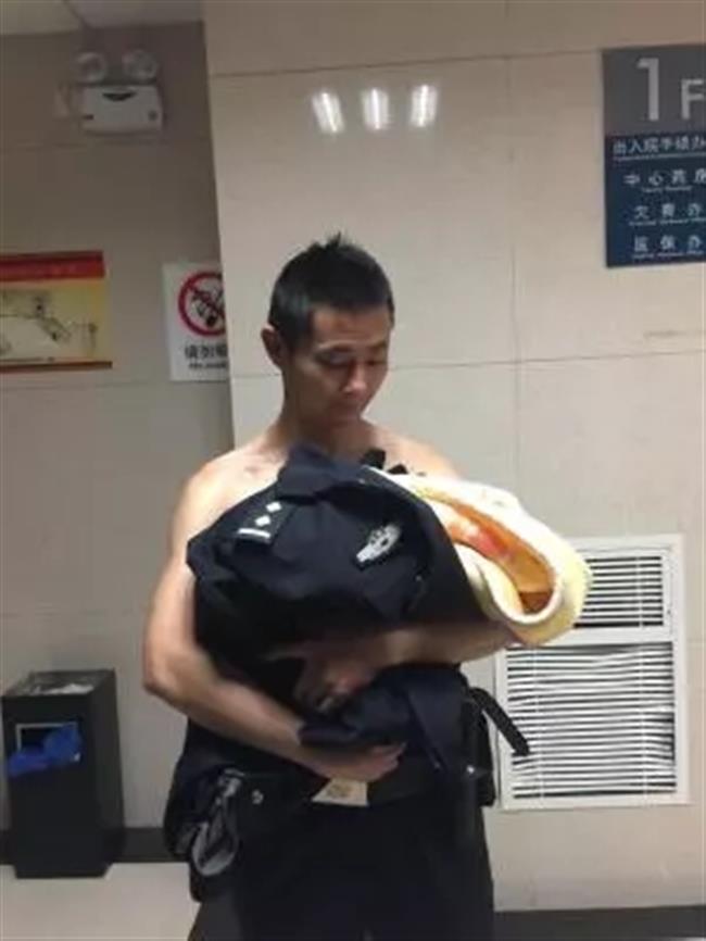 Policeman takes off uniform to warm abandoned baby