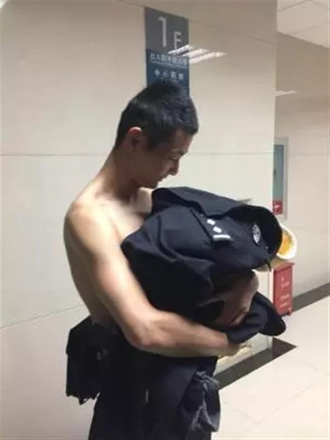 Policeman takes off uniform to warm abandoned baby