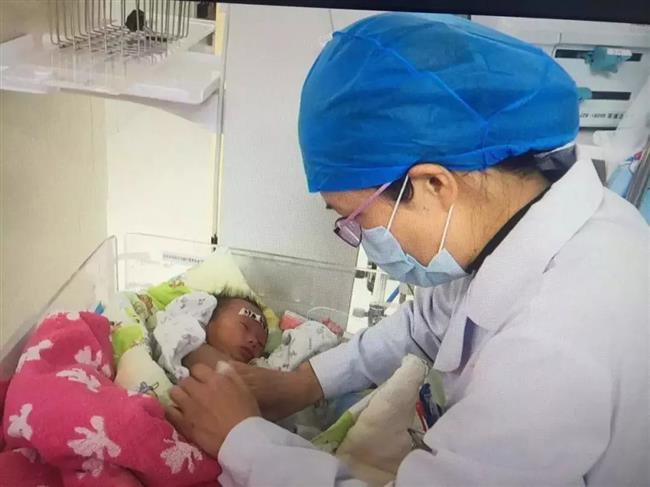 Policeman takes off uniform to warm abandoned baby