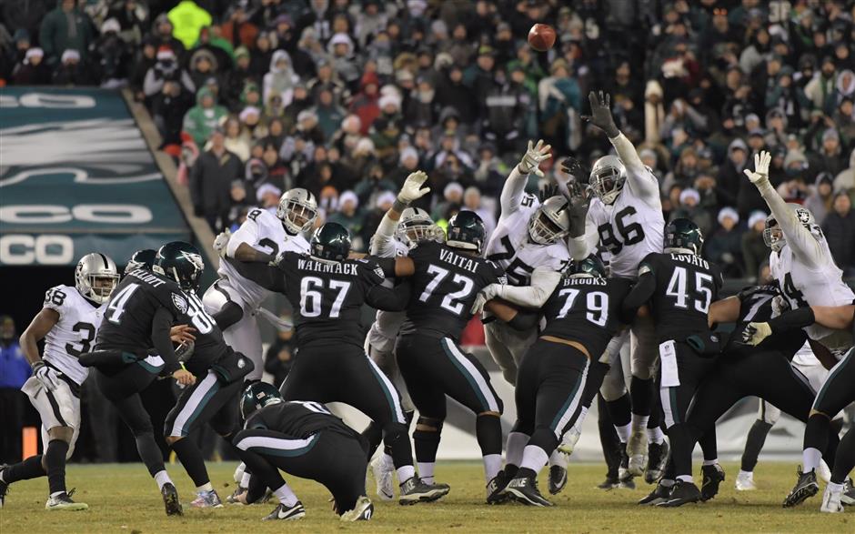 Eagles rip Raiders for top seed, rampant Steelers claim bye