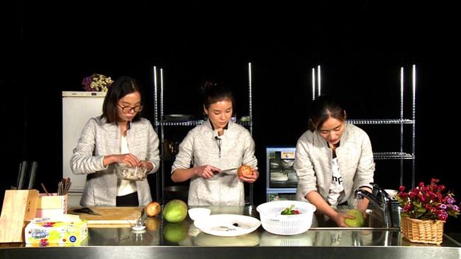 Teams compete in TV healthy food cooking competition