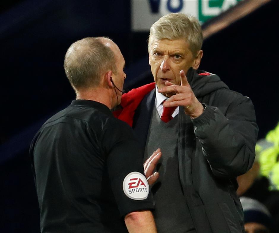 Wenger marks record with familiar gripe