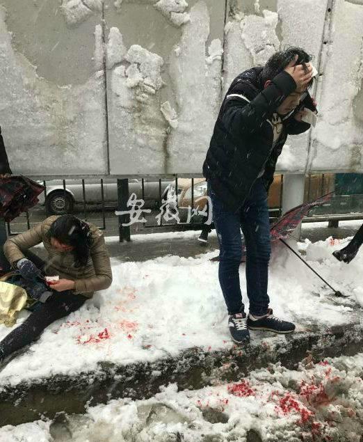 One killed and over 20 injured after Anhui bus shelters collapse