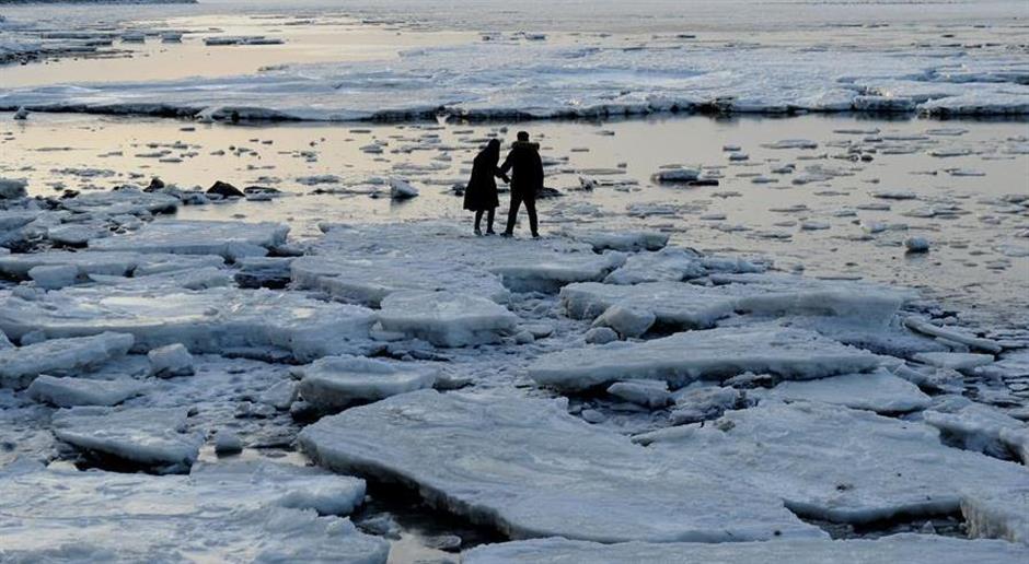 Sea ice formed in NE China due to continuous low temperature