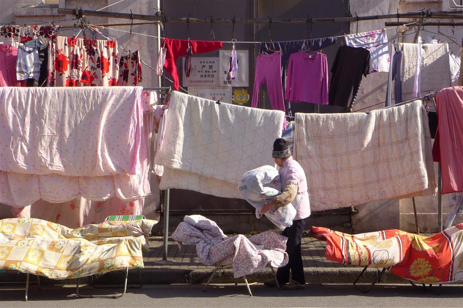 Locals sterilize quilts under sunshine