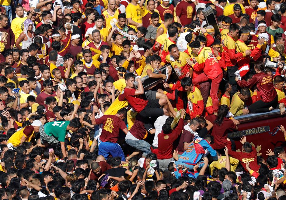 Barefoot Catholics throng icon in huge Philippine procession