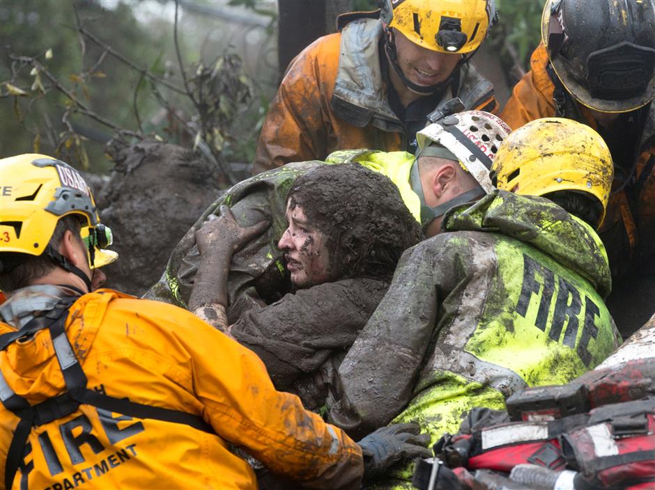 Death toll hits 15 in California mudslides; search goes on