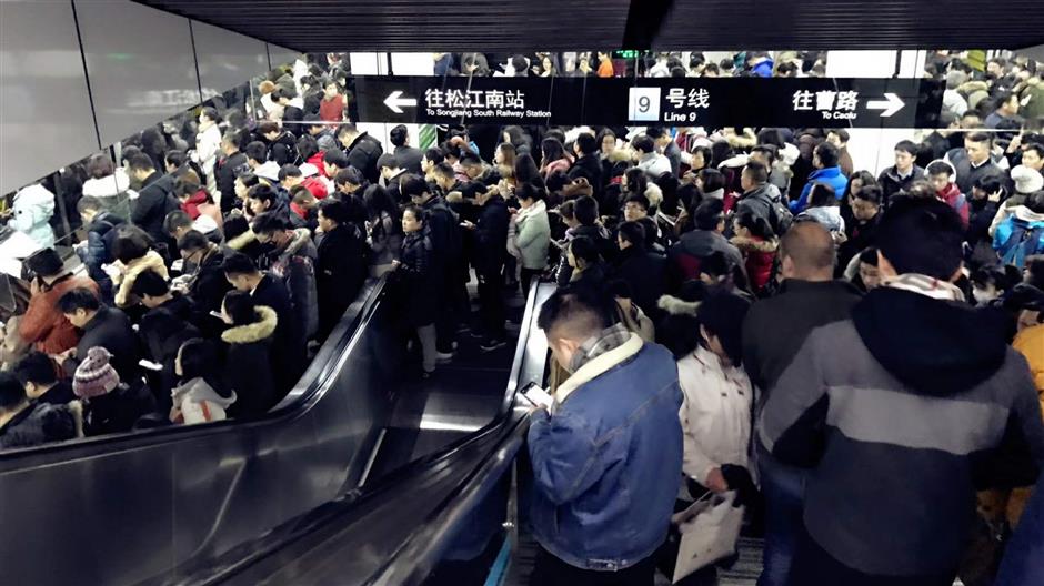 Commuters stranded by frost on tracks