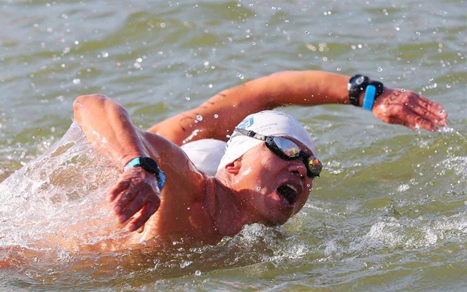 Over 1,000 swimmers participate in winter swimming competition in east China