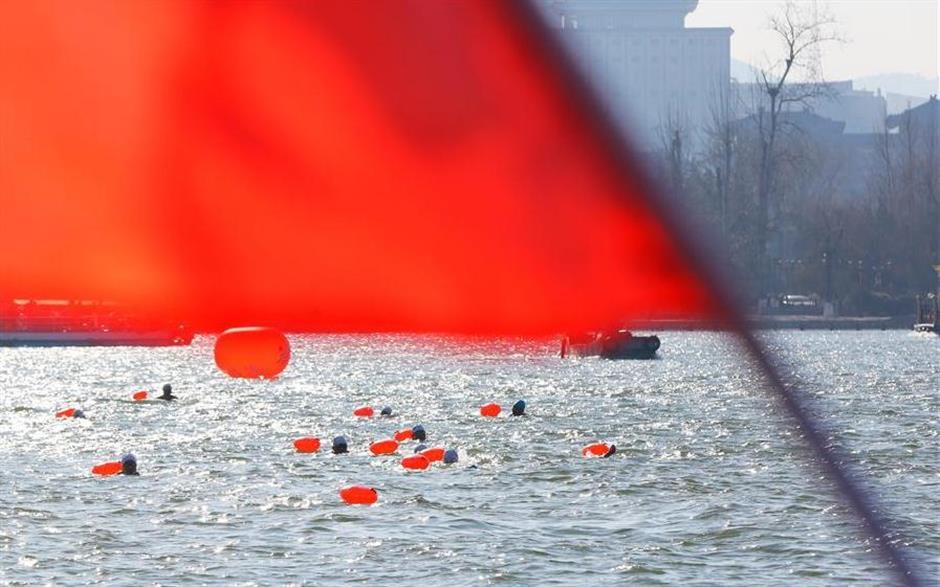 Over 1,000 swimmers participate in winter swimming competition in east China