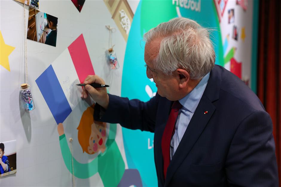 Former French Prime Minister visits local kindergarten