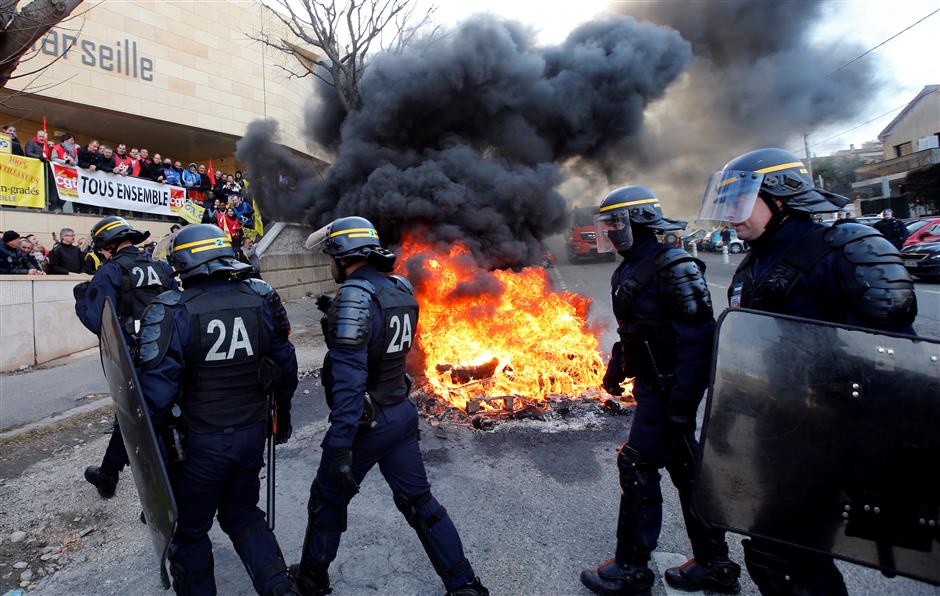 Striking French prison guards dig in for better security