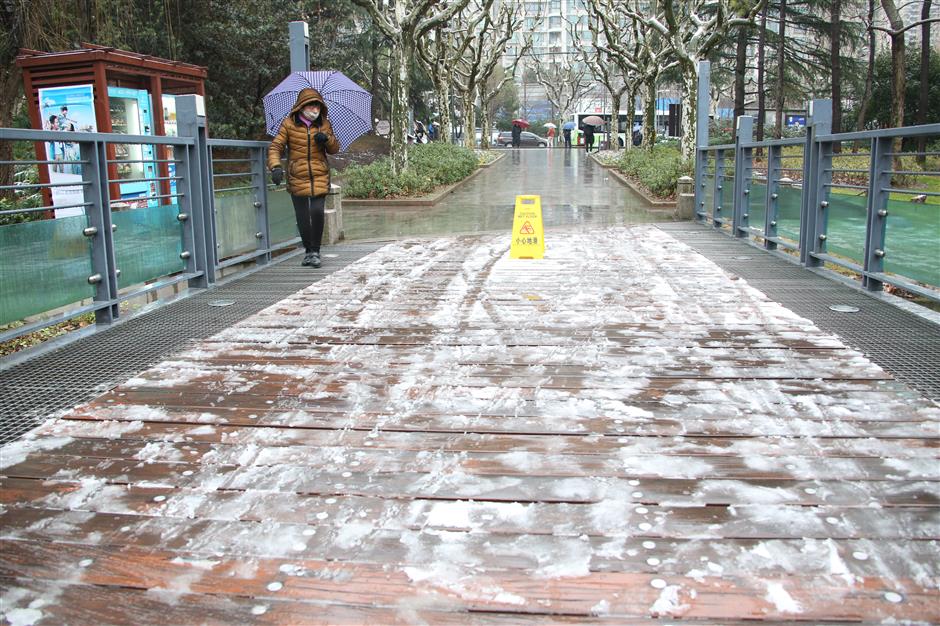 More snow on the way as Shanghai airports face delays